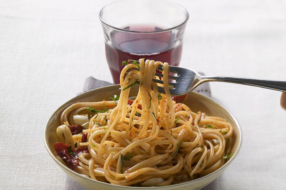 Spaghetti mit getrockneten Paprikaschoten, Glas Rotwein