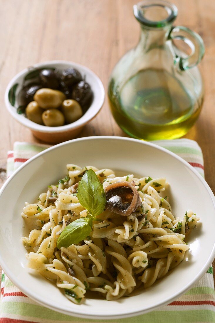 Fusilli mit Sardellen und Basilikum