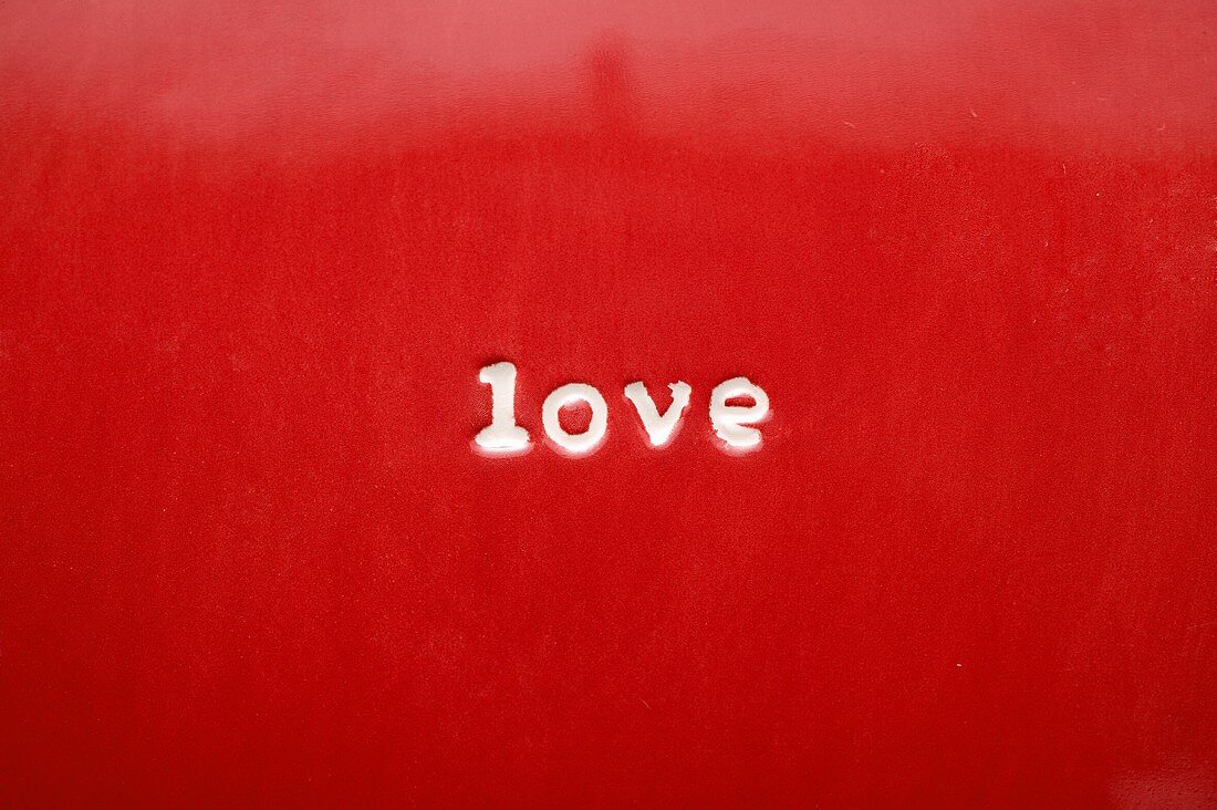 Schriftzug love auf rotem Teller (Close Up)