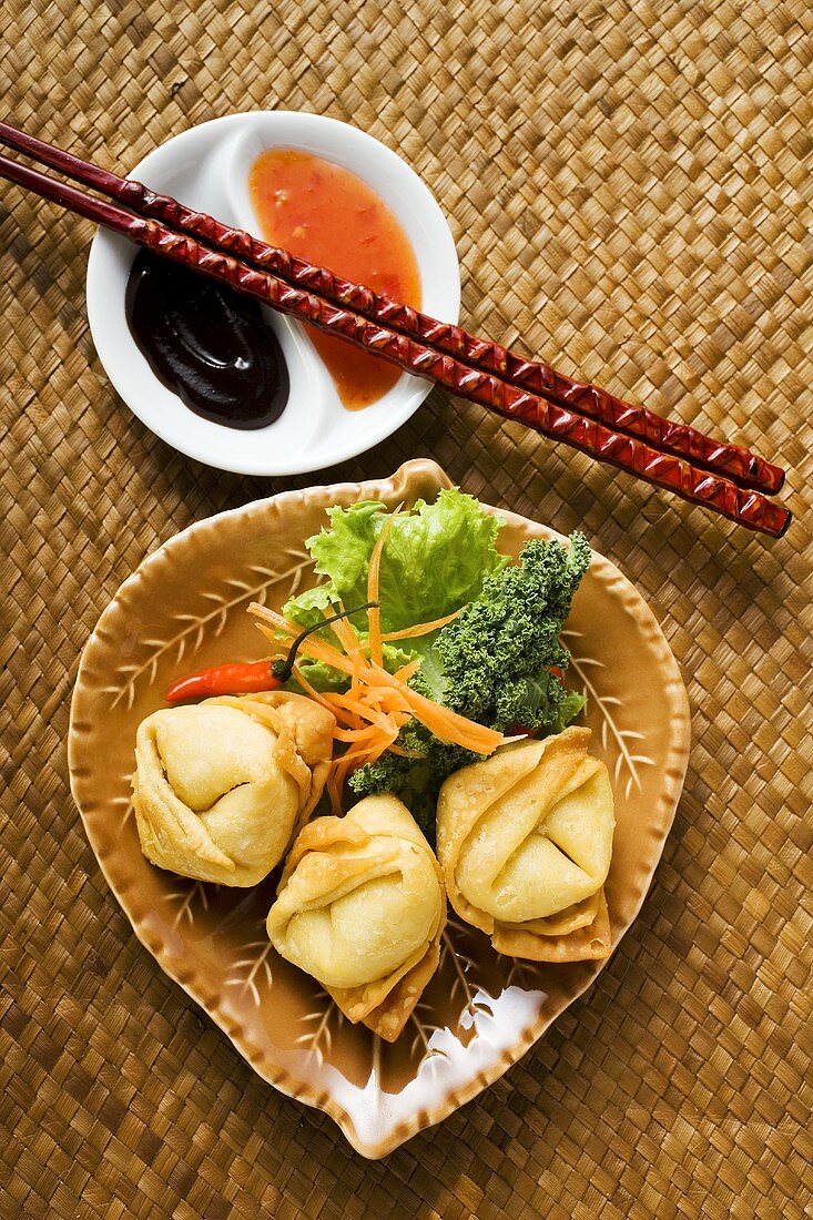 Deep-fried wontons with salad and two sauces