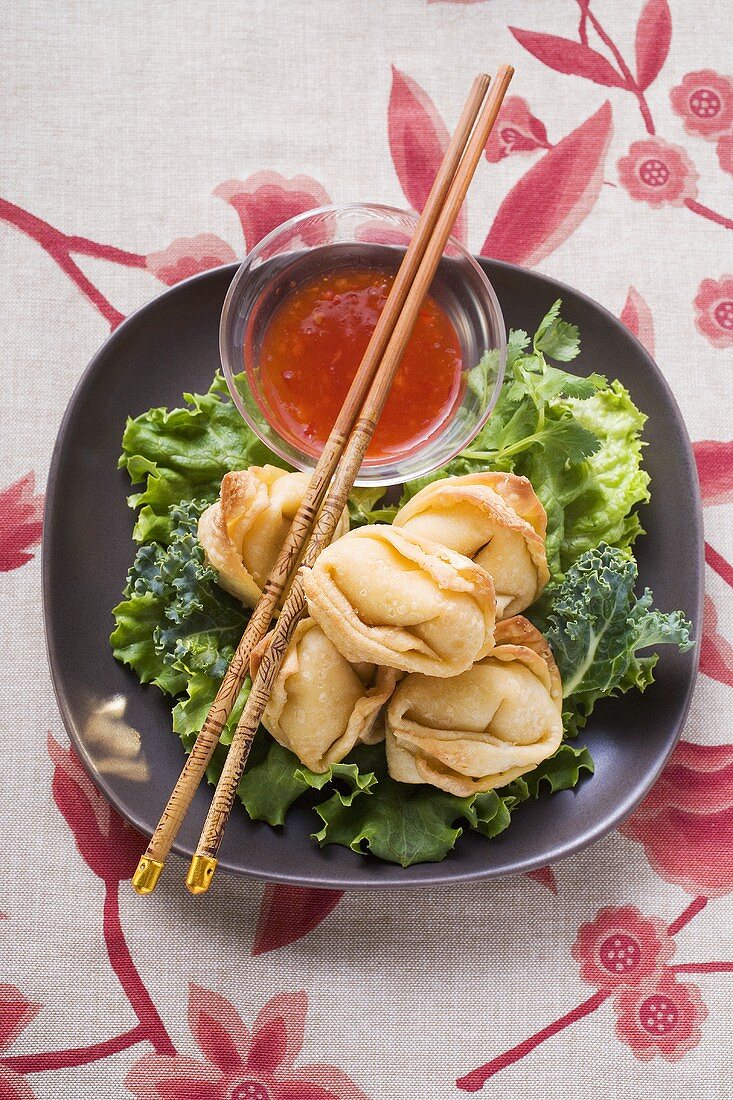 Frittierte Wan Tan mit süsssaurer Sauce