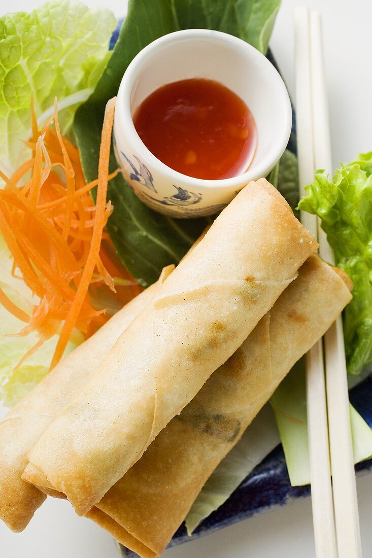 Spring rolls on salad with sweet and sour sauce (Thailand)