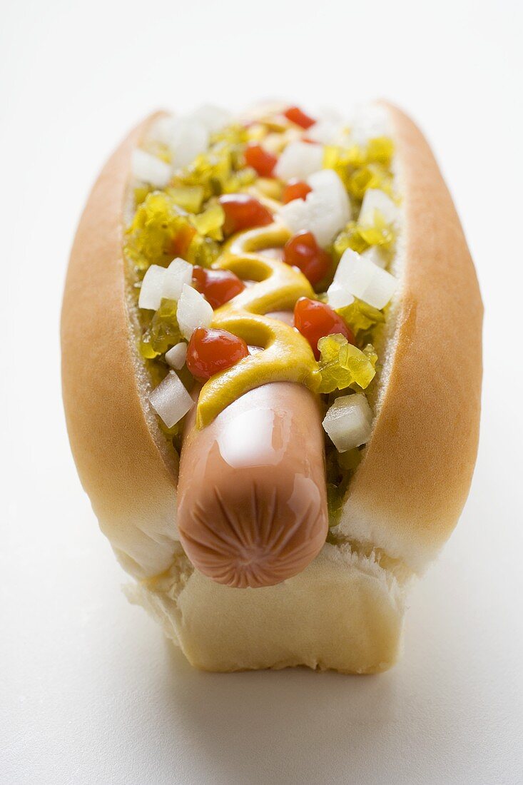 Hot Dog mit Relish, Senf, Ketchup und Zwiebeln