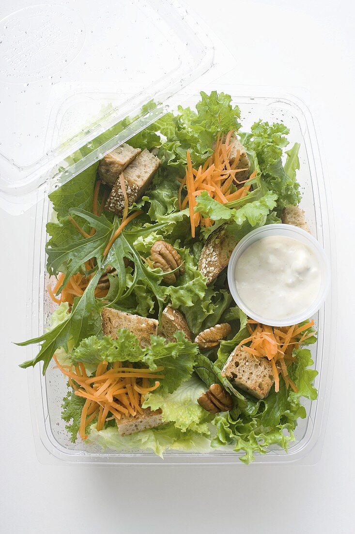 Salad leaves with carrots, croutons & sour cream dressing