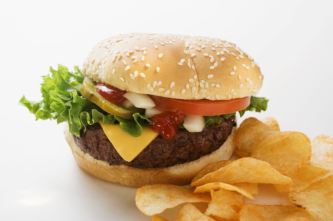 Cheeseburger mit Kartoffelchips