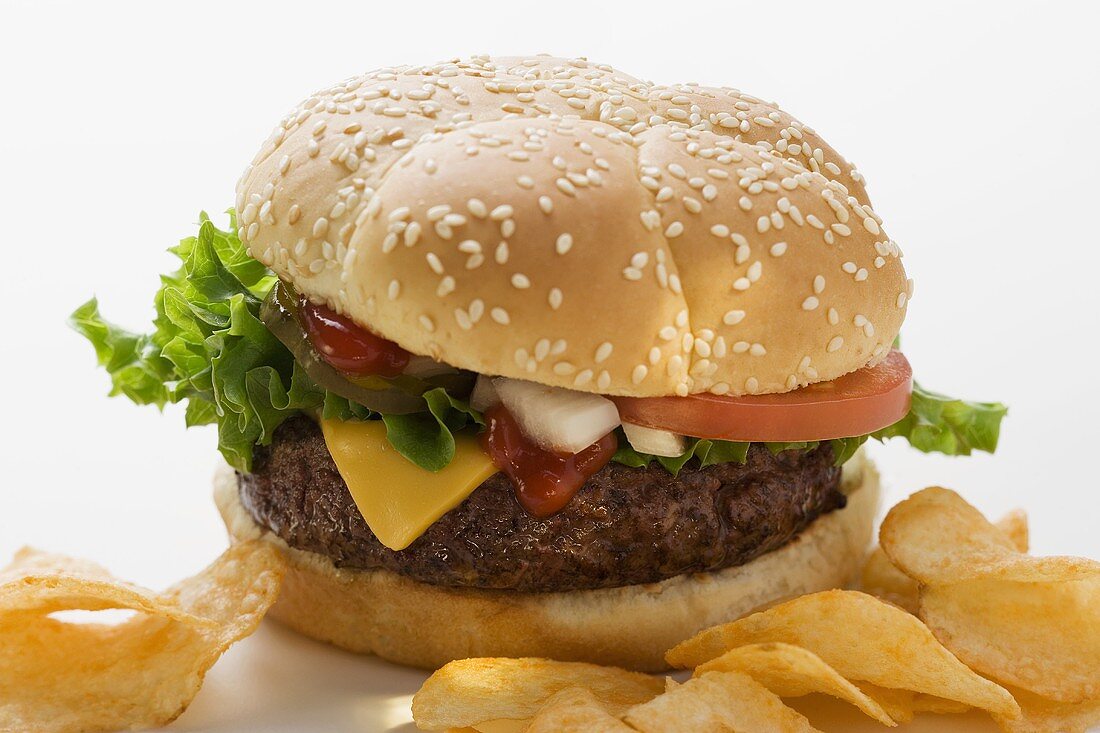 Cheeseburger mit Kartoffelchips