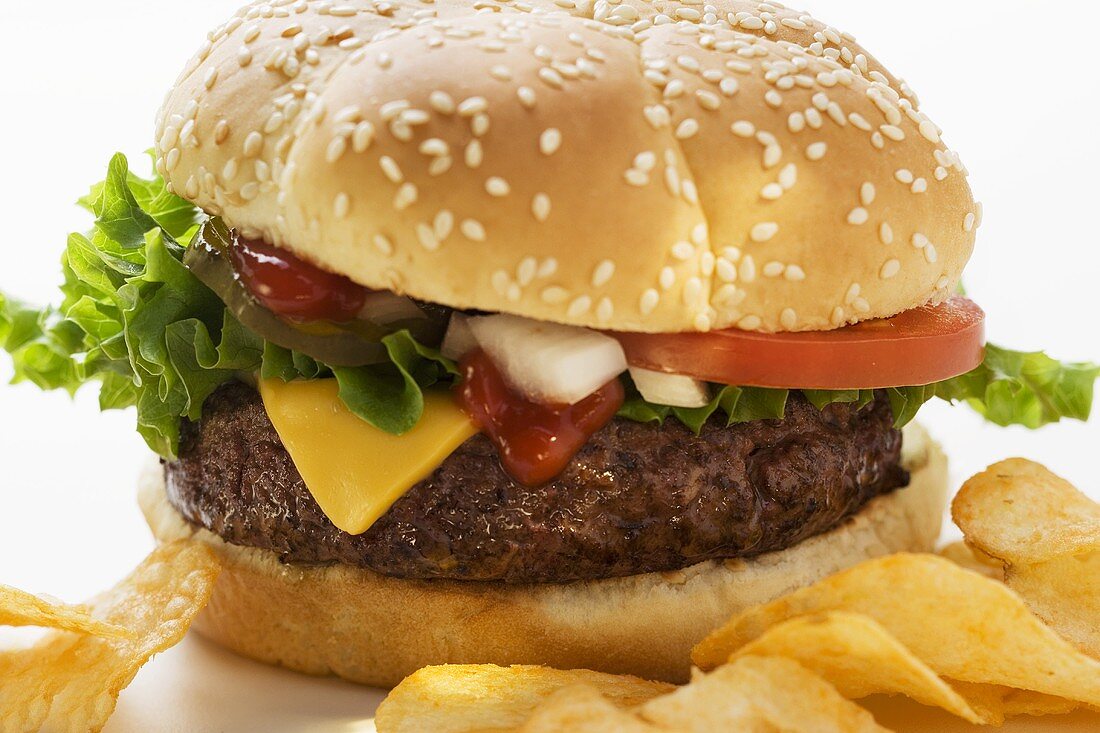 Cheeseburger mit Kartoffelchips