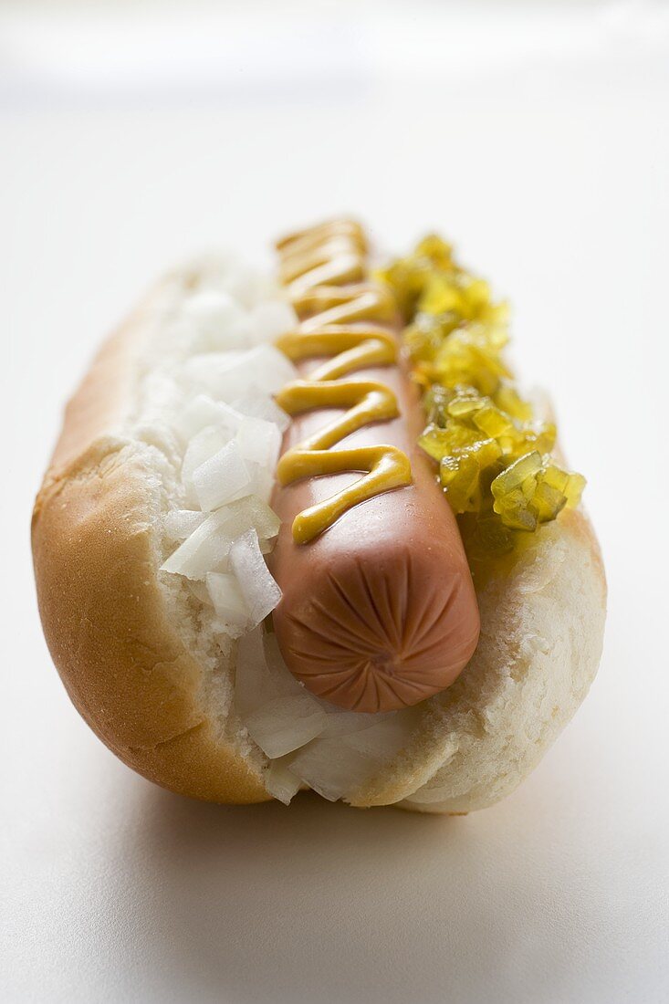 Hot Dog mit Relish, Senf und Zwiebeln