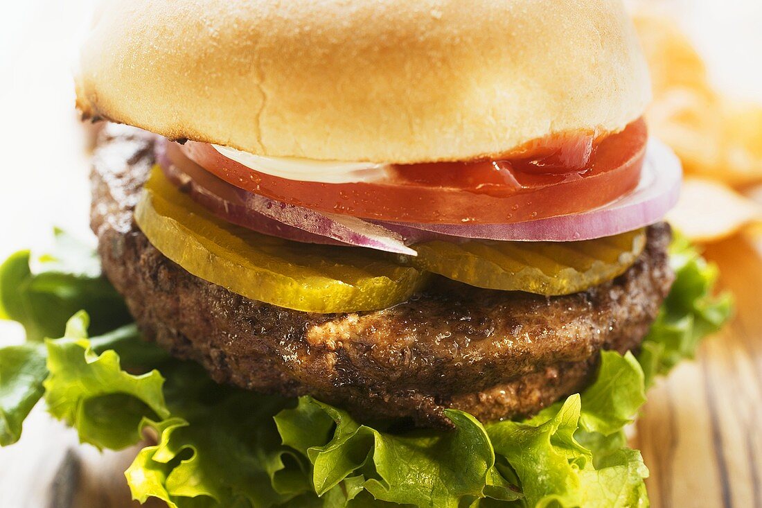 Hamburger mit Essiggurken, Zwiebeln und Tomate