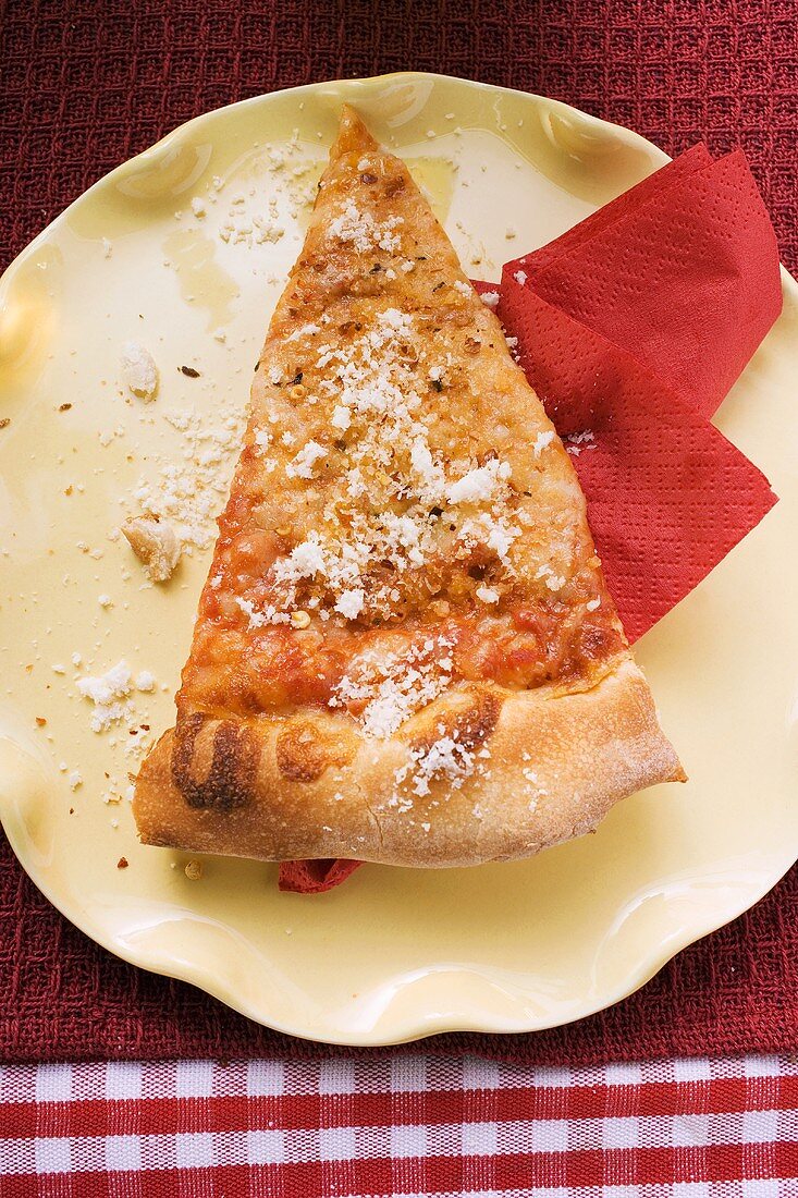 Stück Pizza Margerita, mit Parmesan bestreut