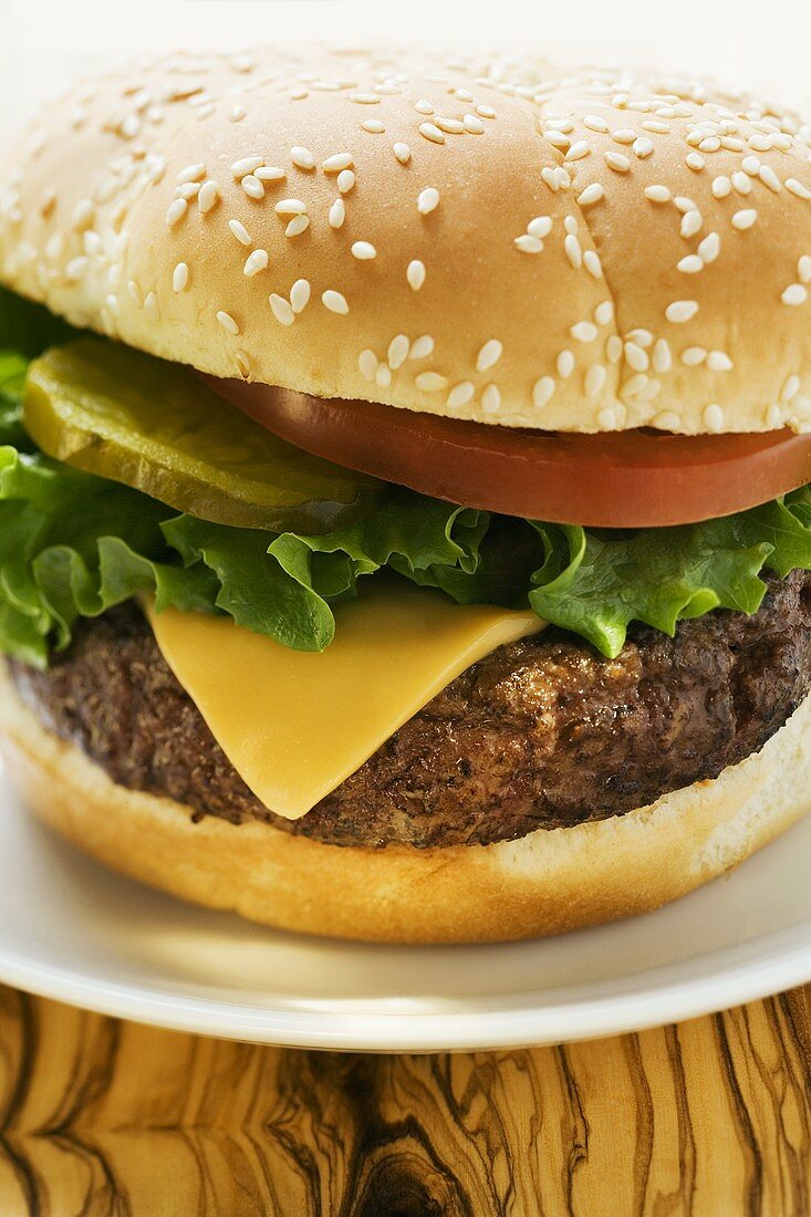 Cheeseburger mit Tomate und Essiggurke