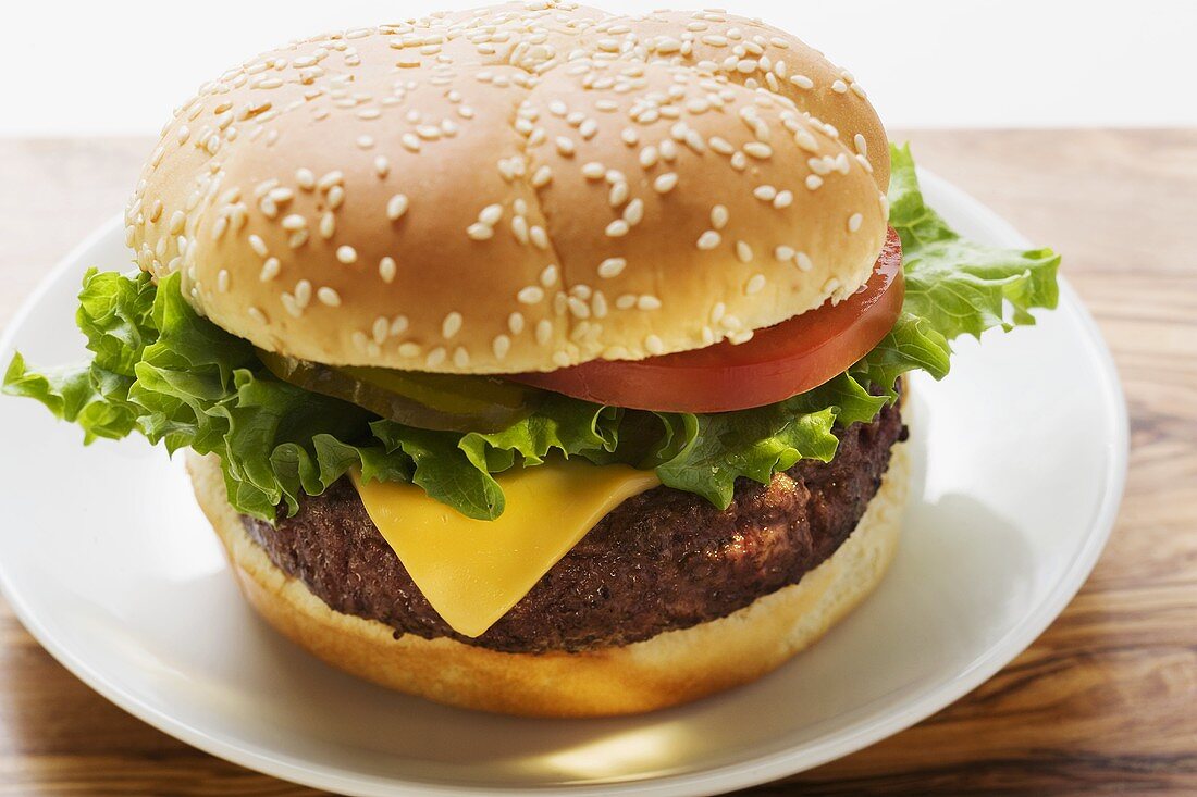 Cheeseburger mit Tomate und Essiggurke