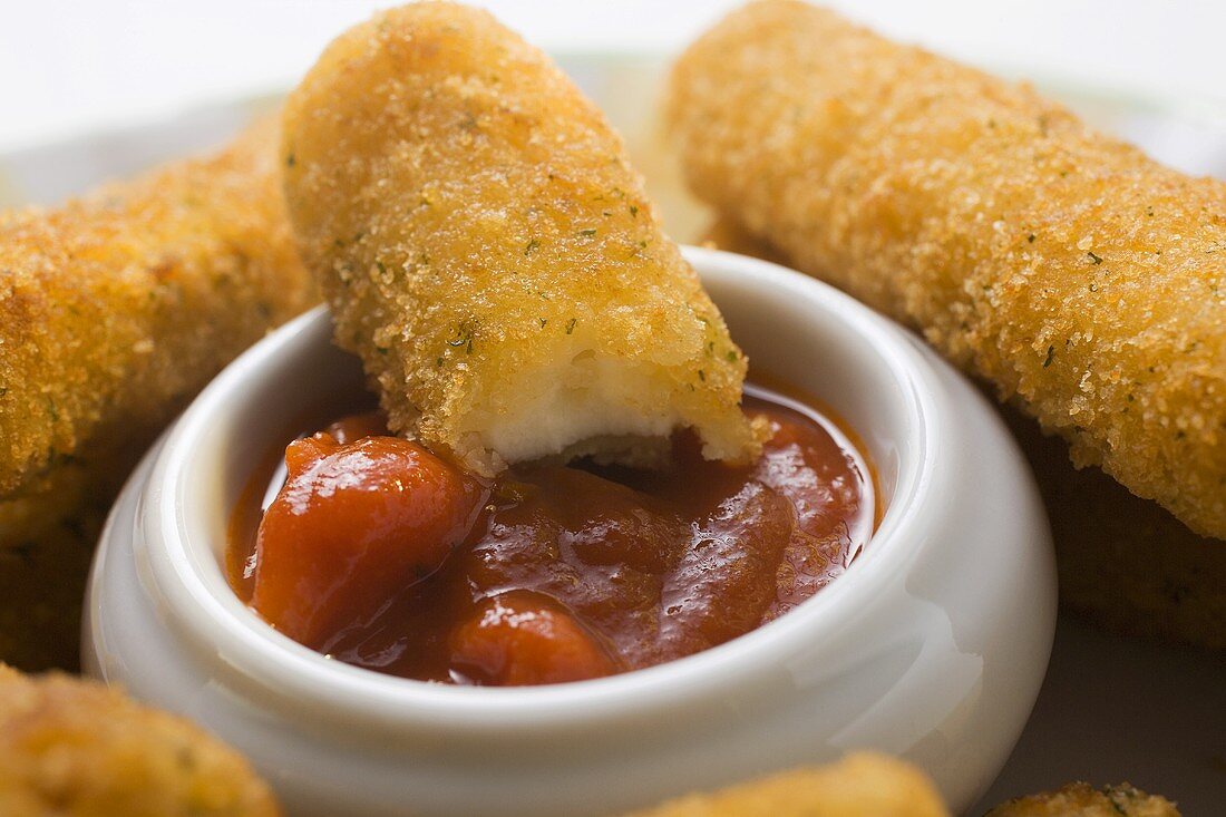 Mozzarella Sticks mit Sauce Marinara