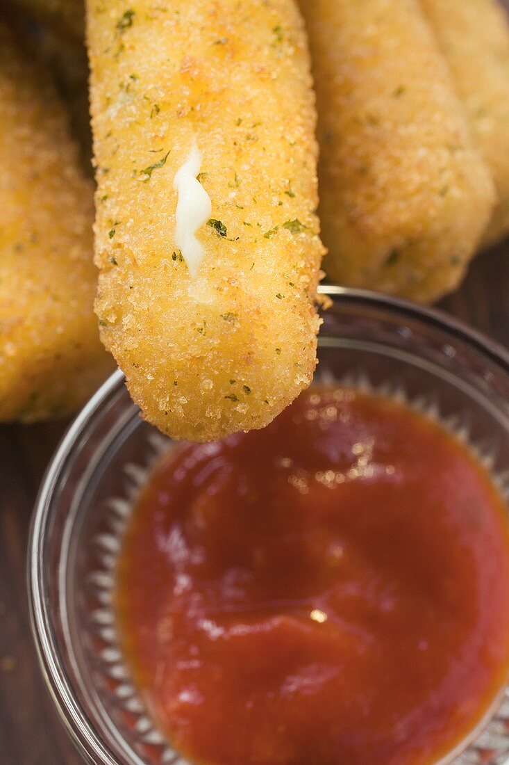 Mozzarella Sticks mit Sauce Marinara