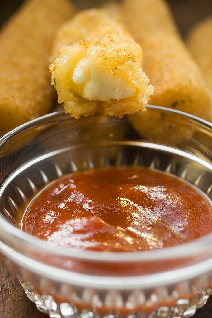 Mozzarella sticks with marinara sauce