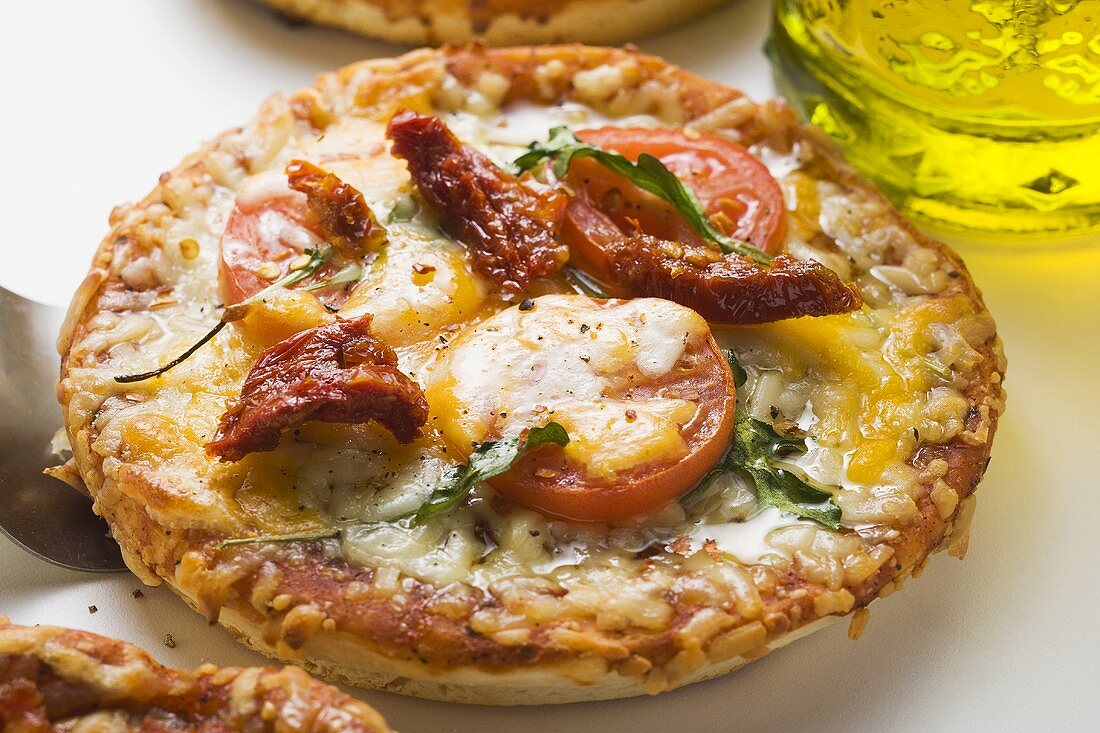 Mini-pizza with fresh and dried tomatoes