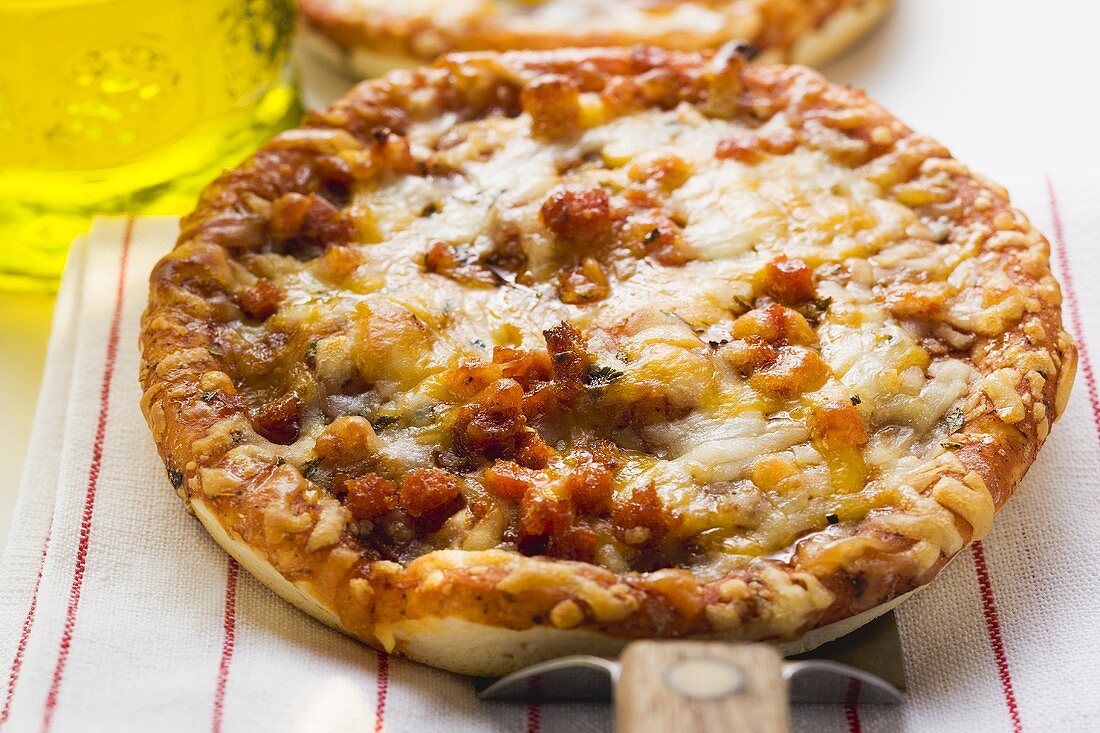 Minipizza mit Hackfleisch und Käse auf Heber