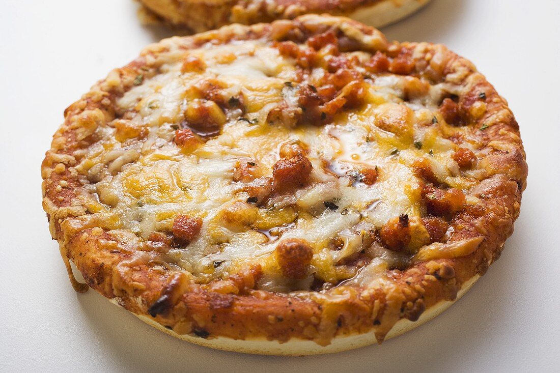 Mini-pizza with mince and cheese