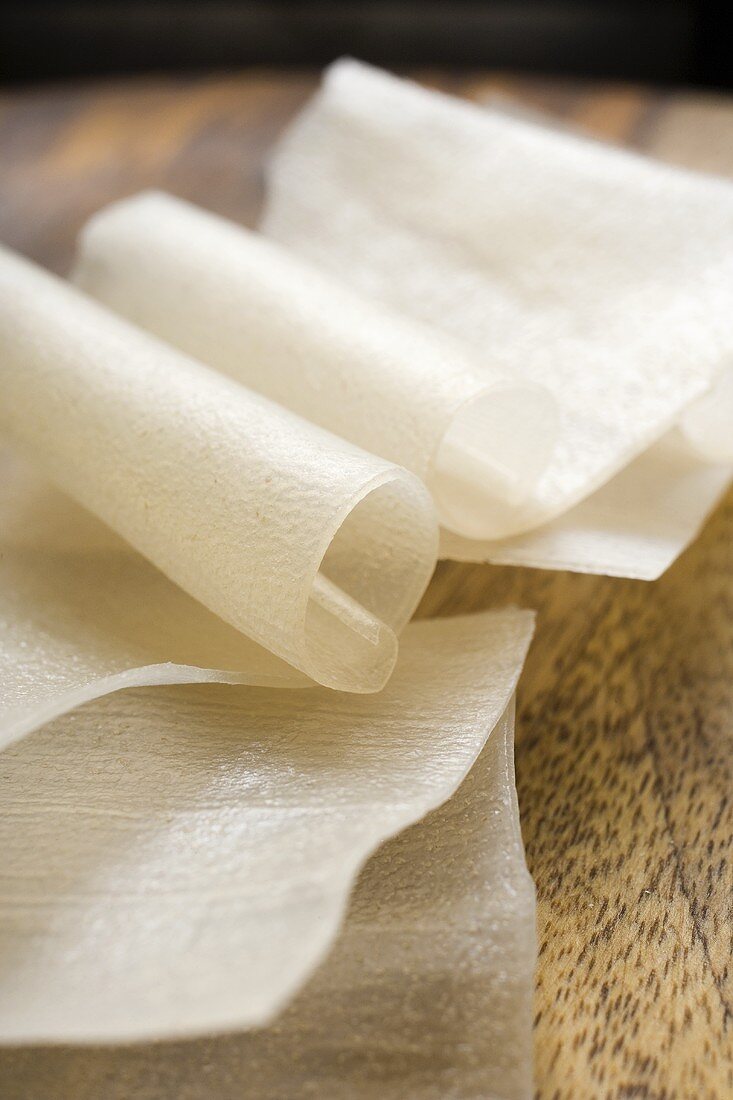 Rice noodles on wooden plate