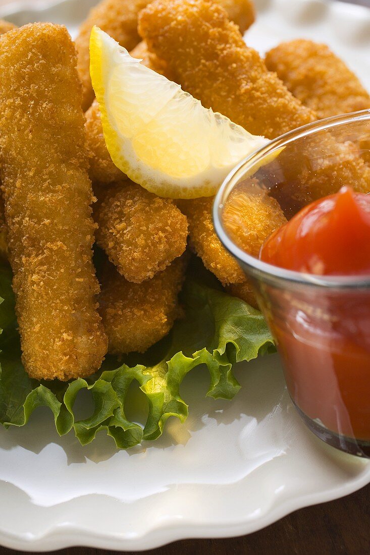 Fish fingers with lemon and ketchup