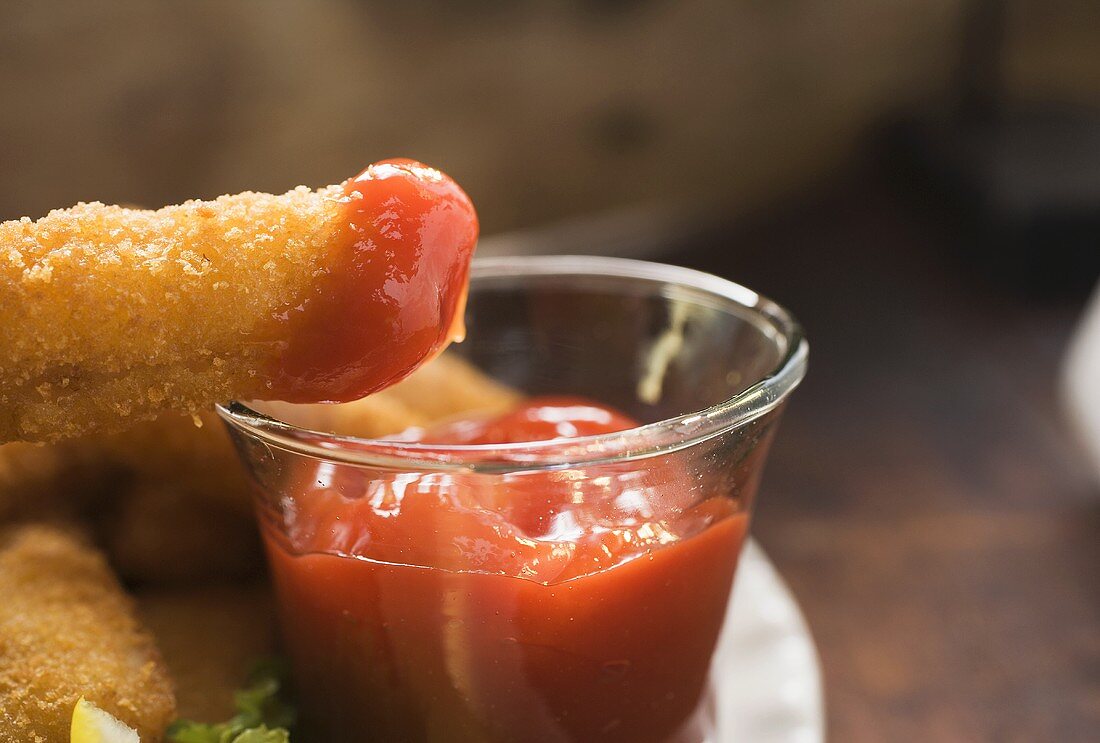 Fischstäbchen mit Ketchup