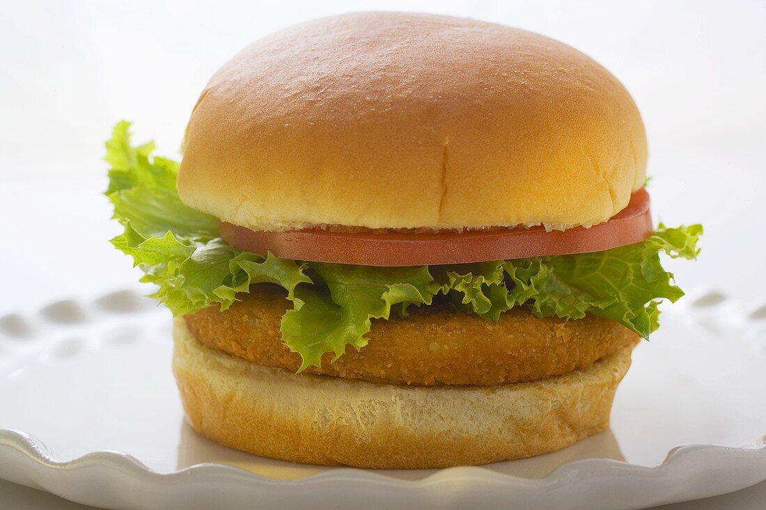 Hähnchenburger mit Tomate und Salatblatt