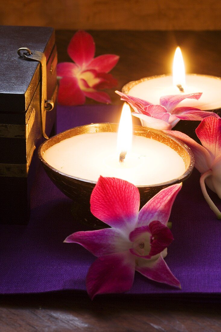 Thailändische Tischdeko: Kerzen und Orchideen