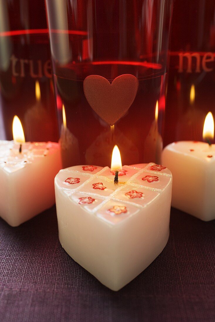 Herzförmige brennende Kerzen zum Valentinstag