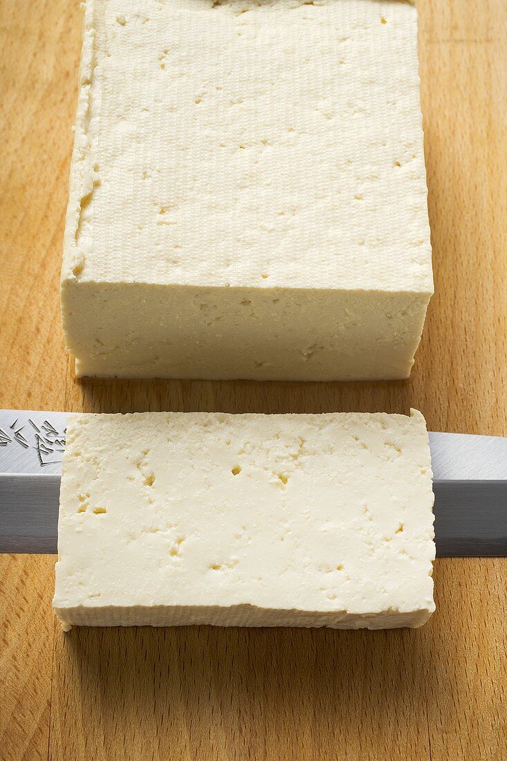 Tofublock mit abgeschnittener Scheibe