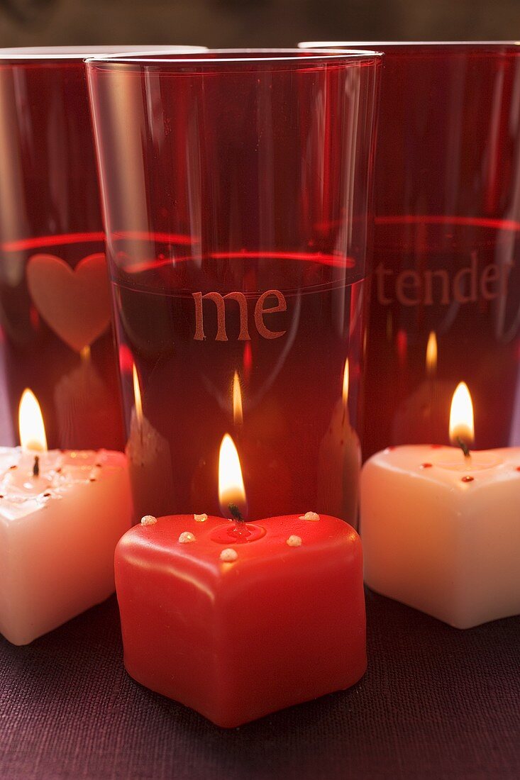 Drei Kerzen und rote Gläser zum Valentinstag