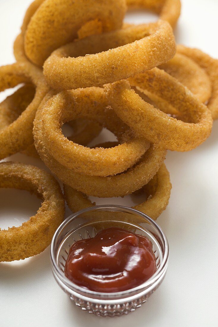 Deep-fried onion rings with ketchup