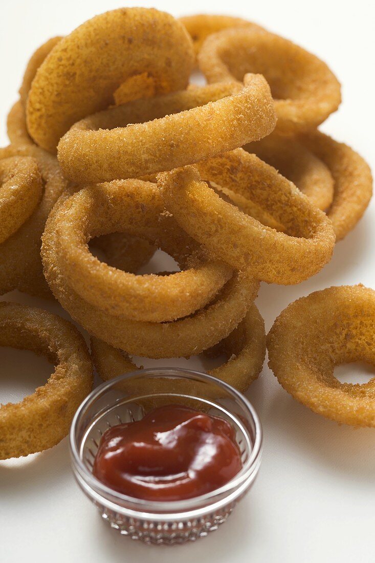 Deep-fried onion rings with ketchup