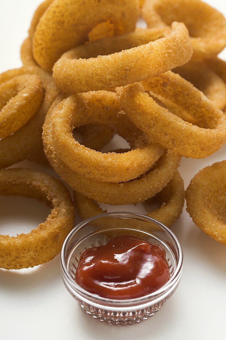 Deep-fried onion rings with ketchup