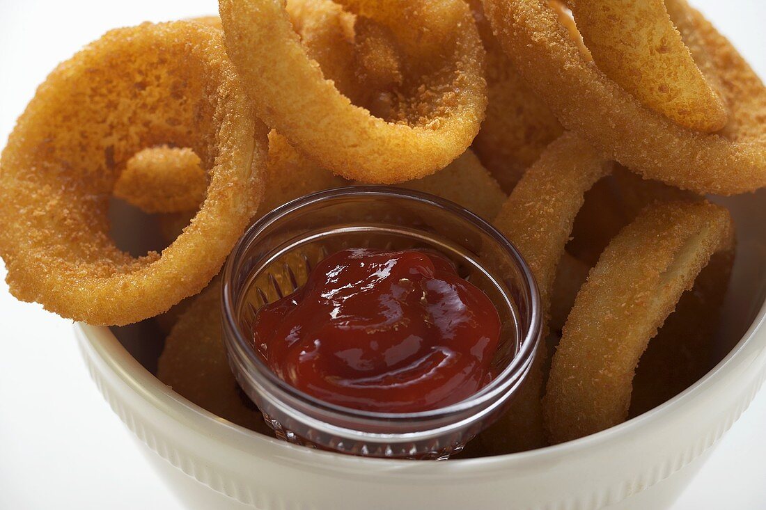 Frittierte Zwiebelringe in weisser Schale, Ketchup