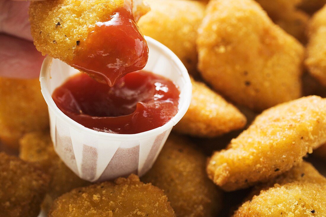 Chicken Nugget in Ketchup dippen