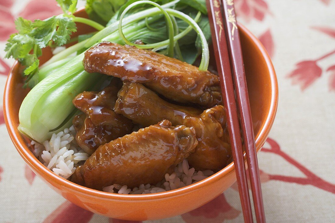 Hähnchenflügel mit Reis und Pak Choi (Asien)