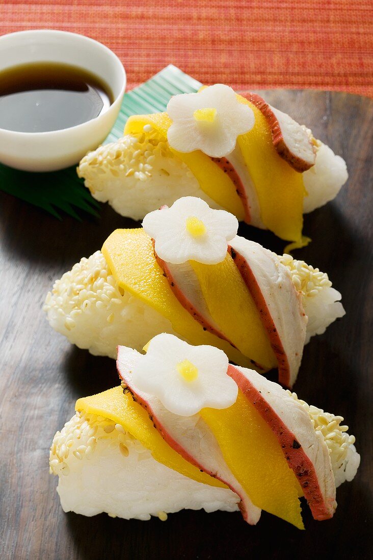 Nigiri-Sushi mit Hähnchen und Mango