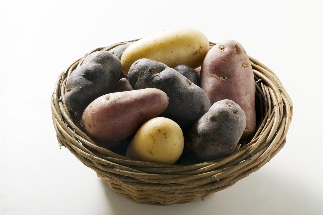Verschiedene Kartoffelsorten im Korb