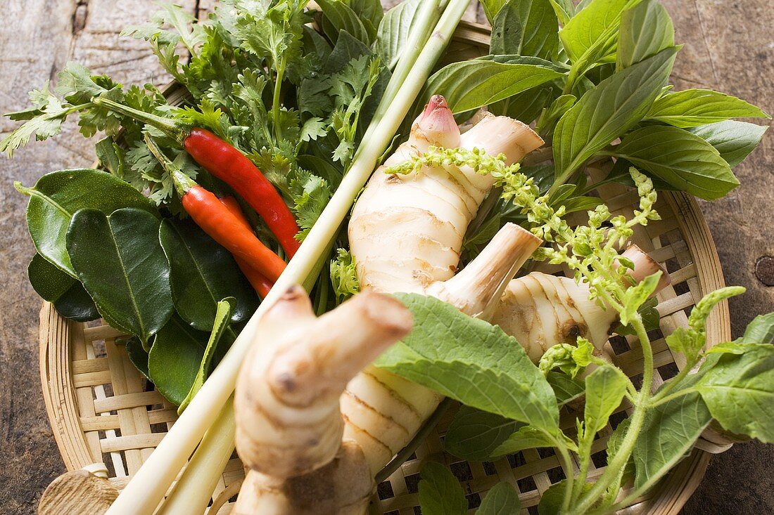 Frische Thaikräuter und Gewürze im Korb