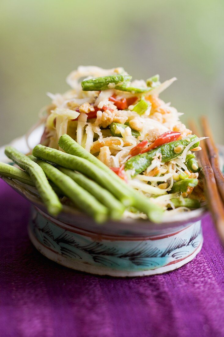 Papayasalat mit Schlangenbohnen und Garnelen (Thailand)