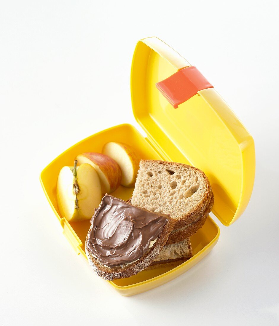 Nutellabrote und Apfel in Lunchbox