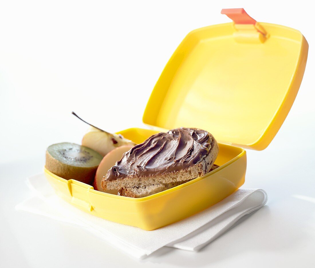 Nutellabrote und Obst in Lunchbox