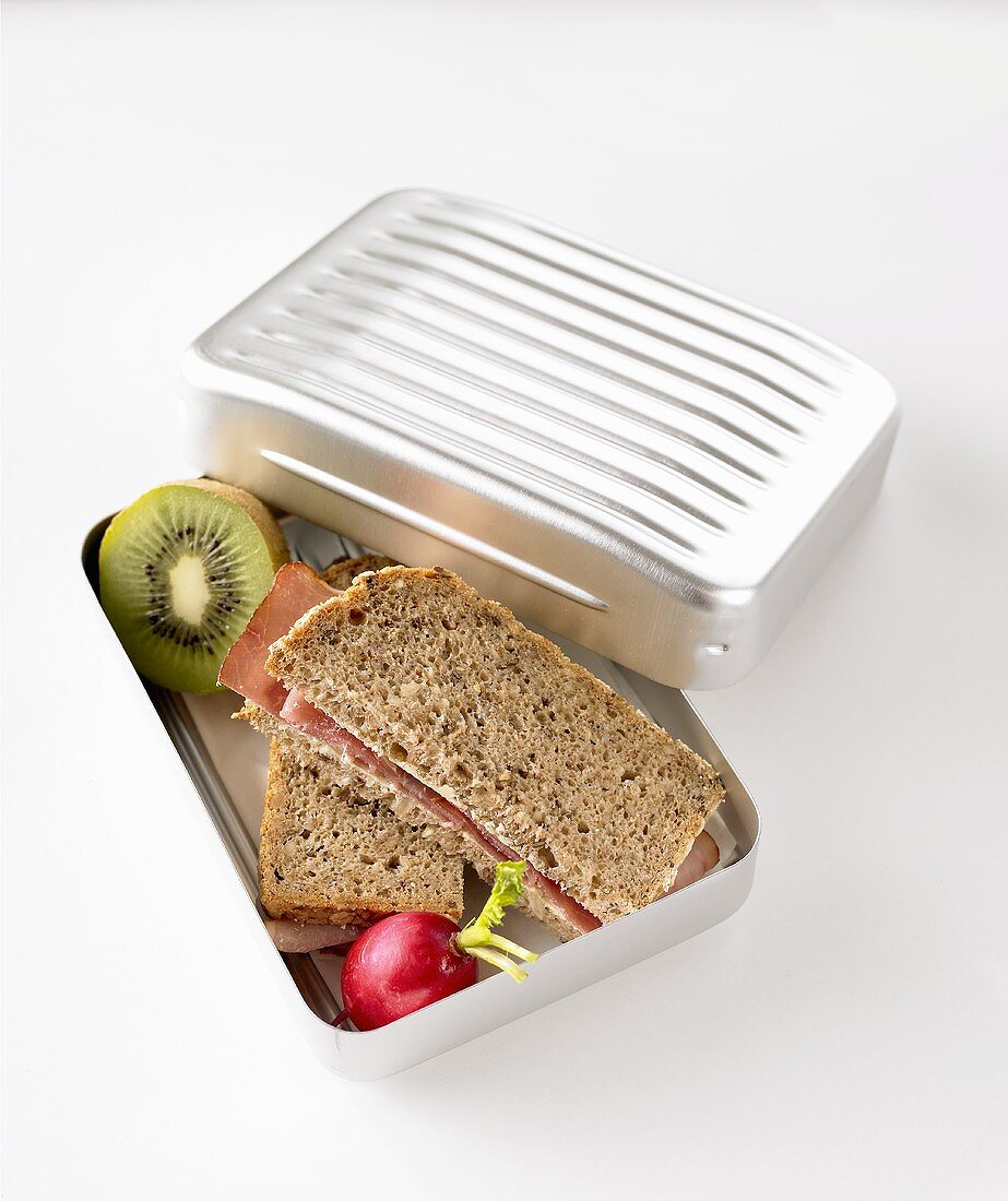 Schinkenbrote, Radieschen und Kiwi in Lunchbox