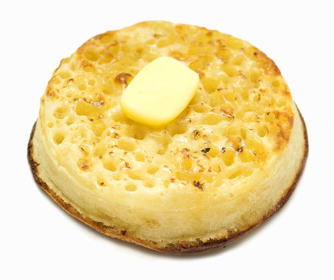 Crumpet (Hefebrötchen aus England), getoastet, mit Butter