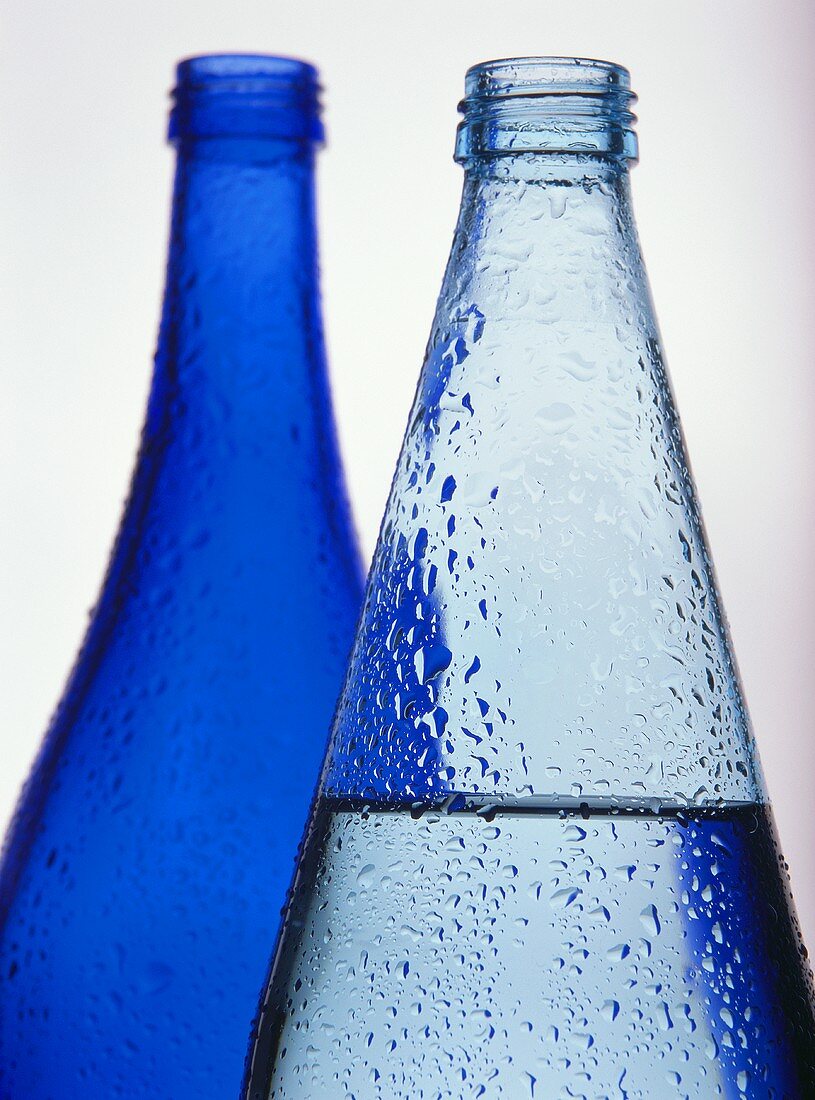 Zwei blaue Wasserflaschen (Nahaufnahme)