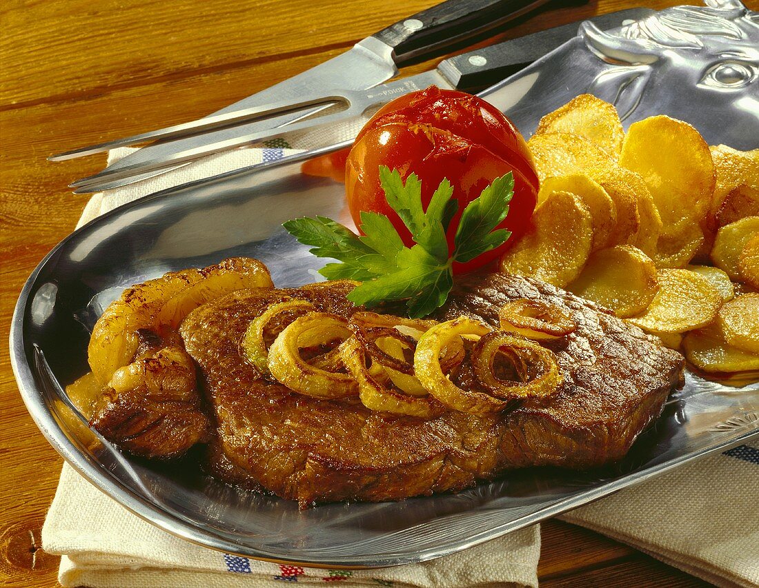 Rump steak with onions and fried potatoes