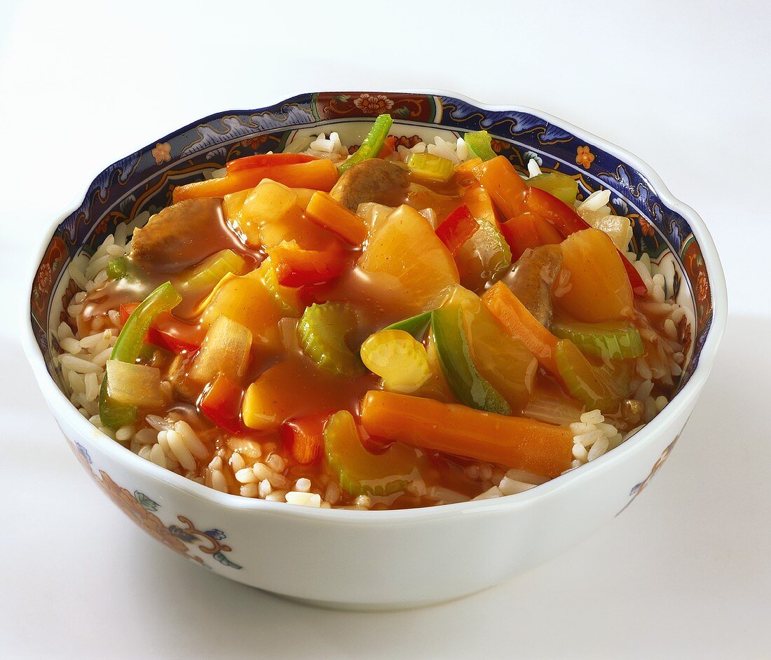 Süß-saure Gemüse-Fleisch-Pfanne auf Reis