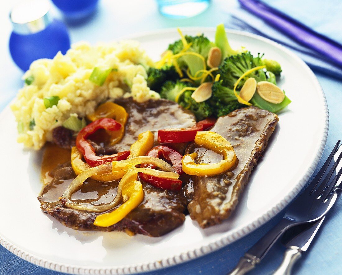 Drei Scheiben Rinderbraten mit Paprika, Brokkoli, Blumenkohl