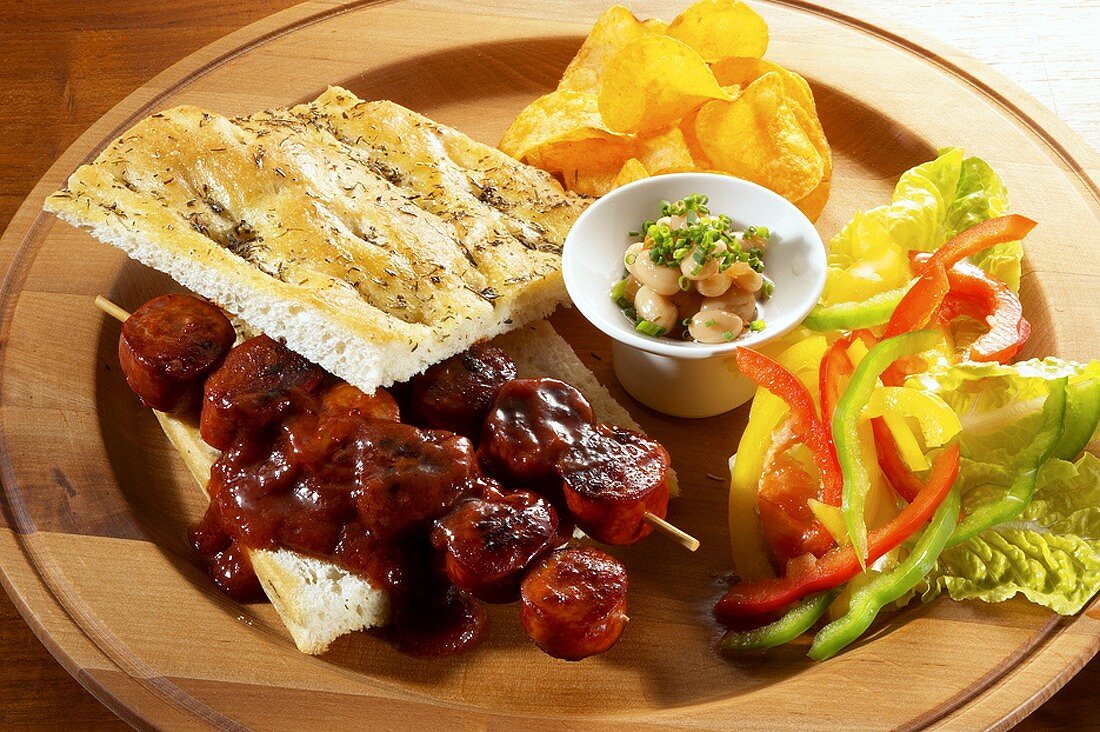 Wurstspiesschen mit pikanter Sauce und Fladenbrot