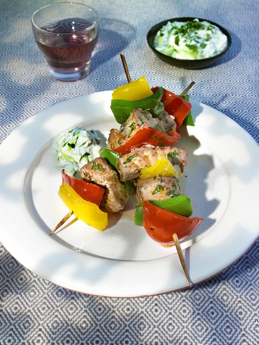 Tuna and pepper kebabs with herb yoghurt